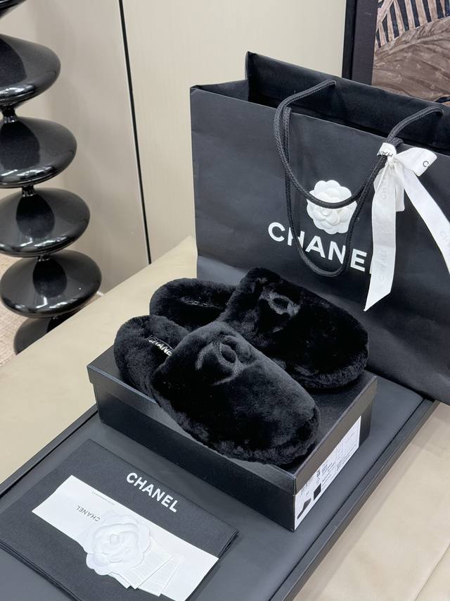 顶级品质 Chane L Fw24 New Arrival～ 小香羊毛拖鞋新品，人见人爱的呀，太可爱了 时髦度与舒适度双双在线，公主风呀 皮毛一体材质，真材实料